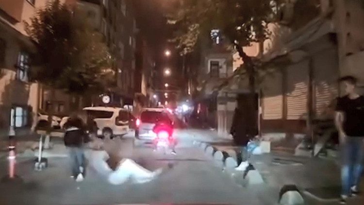 İstanbul Fevzi Çakmak Mahallesi'nde kızlar arasında kavga yaşandı
