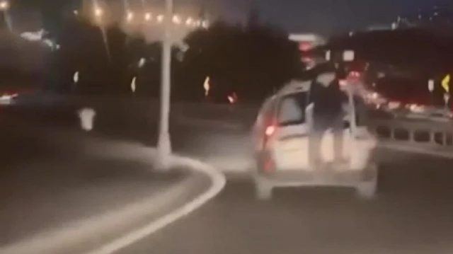 Başakşehir'de Otomobil Kapısından Sarkarak İlerleyen Yolcu Yakalandı