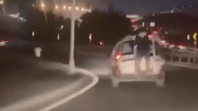 Başakşehir'de Otomobil Kapısından Sarkarak İlerleyen Yolcu Yakalandı