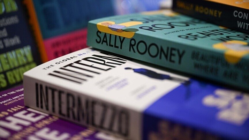 İngiltere'de Yazarlar, Sally Rooney İçin Sansüre Tepki Gösterdi