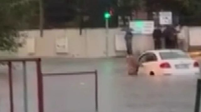 Başakşehir'de sağanak yağış hayatı felç etti