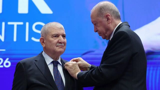 Cemalettin Kani Torun AKP'ye katıldı, rozetini Erdoğan taktı