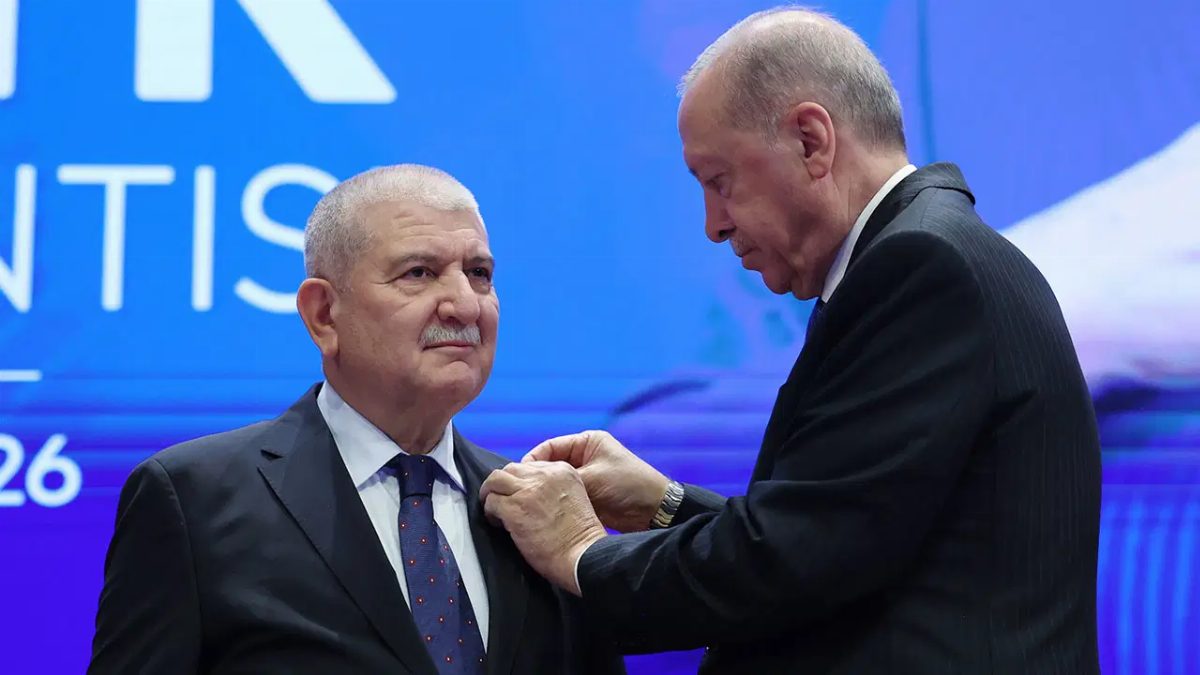 Cemalettin Kani Torun AKP'ye katıldı, rozetini Erdoğan taktı