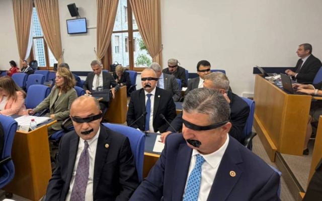 Yeni Partili Vekillerden Siyah Bantlı Kayyım Protestosu