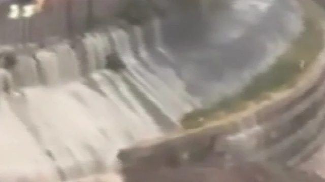 Sarıyer'de sağanak yağış istinat duvarını şelaleye dönüştürdü