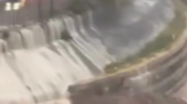 Sarıyer'de sağanak yağış istinat duvarını şelaleye dönüştürdü