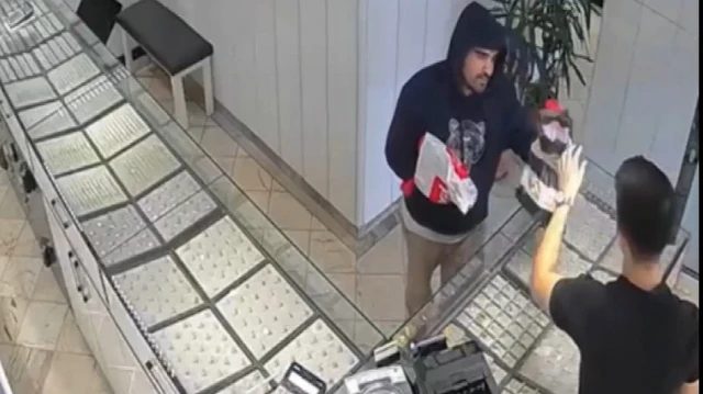 Bayrampaşa'da Kuyumcu Soygunu: Şemsiye ile Tehdit Etti