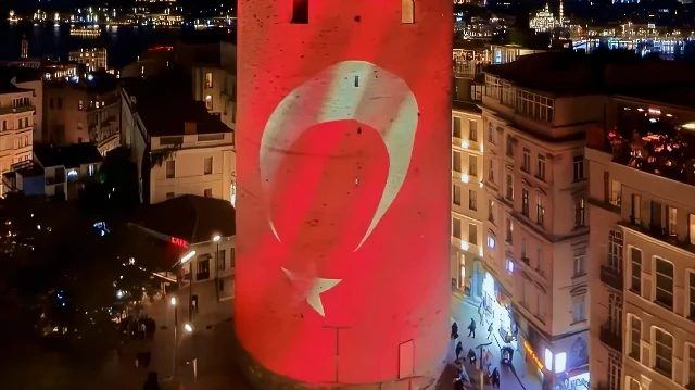 İstanbul'un Kurtuluşu İçin Galata Kulesi Türk Bayrağıyla Işıklandırıldı