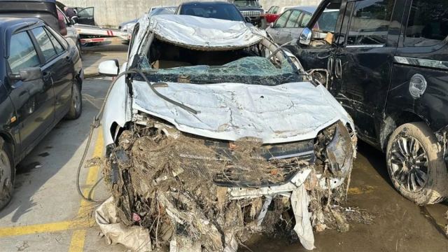 İstanbul'da sel felaketinde hasar gören araçlar sanayiye taşınıyor