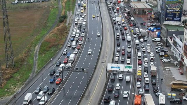 İstanbul'da sağanak yağış trafiği olumsuz etkiledi