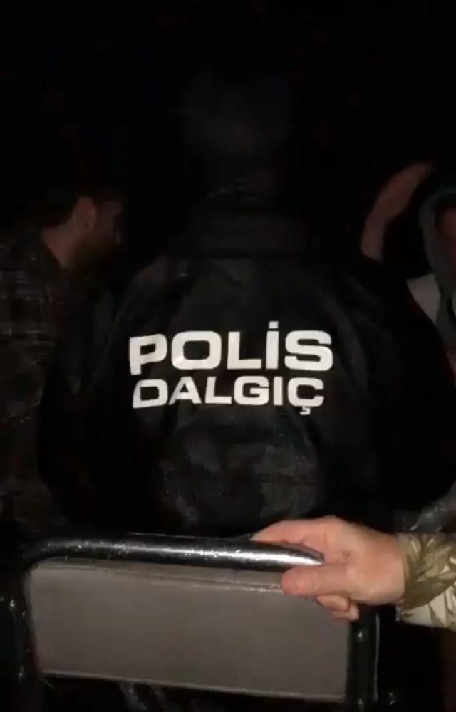 İstanbul'da mahsur kalan vatandaşları dalgıç polisler kurtardı