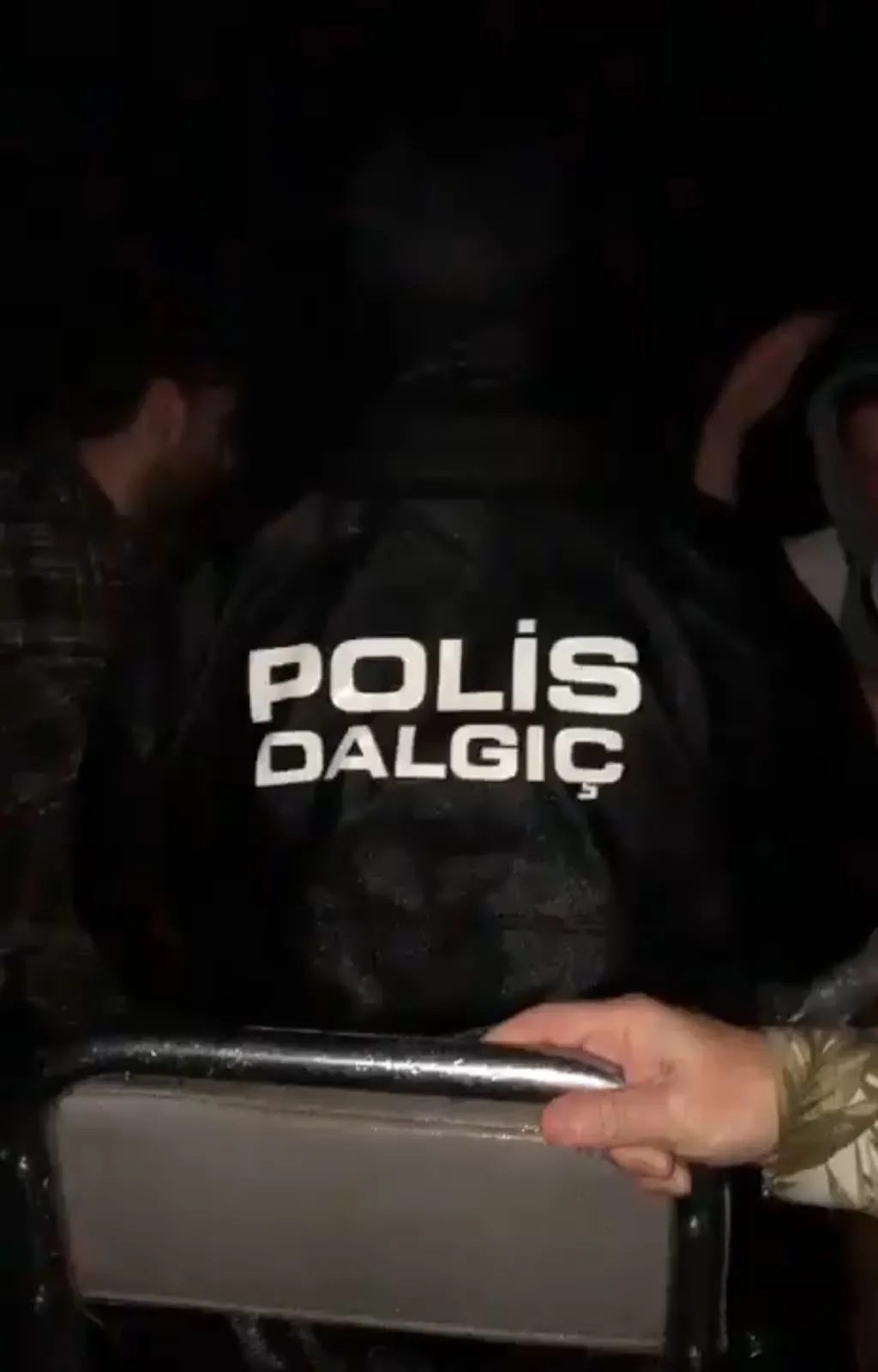 İstanbul'da mahsur kalan vatandaşları dalgıç polisler kurtardı