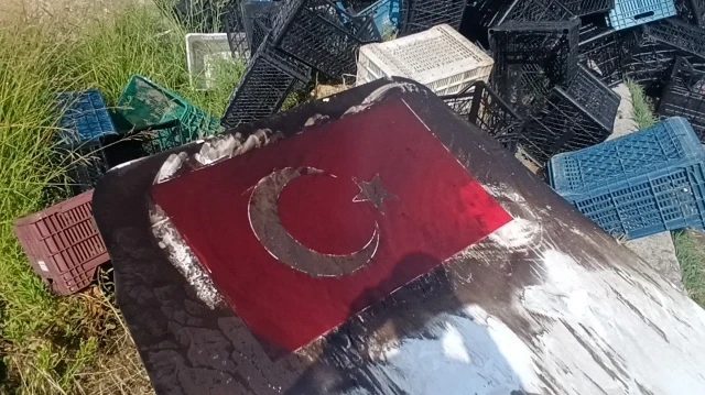 Bahçelievler'de Yanan Araçta Türk Bayrağına Özen Gösterildi