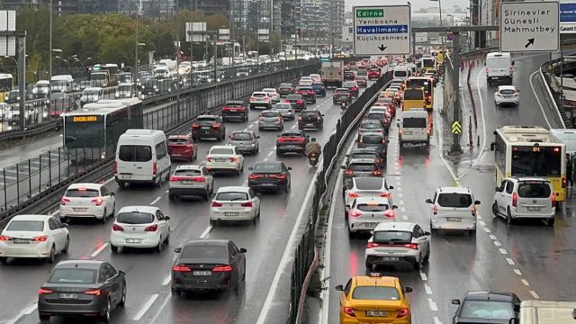 İstanbul'da sağanak yağış trafiği yüzde 72'ye çıkardı