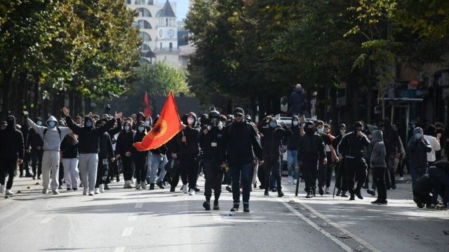 Arnavutluk'ta Öğrenciler Eğitim Koşulları İçin Gösteri Düzenliyor