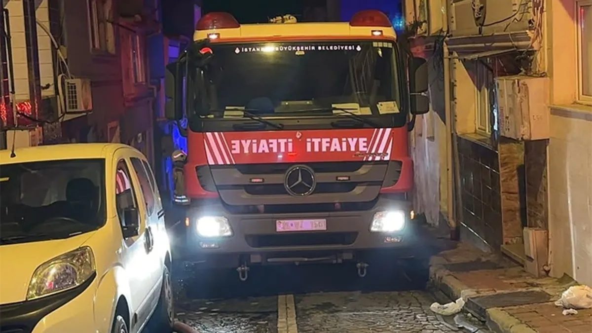 Fatih'te iki katlı binada yangın: 1 kişi hayatını kaybetti
