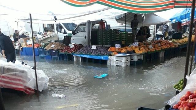 Alanya'da sağanak yağış hayatı olumsuz etkiledi