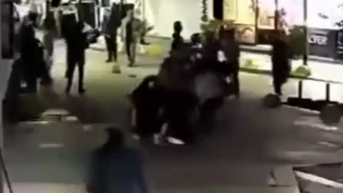 Gölcük'te Anne ve Kızı Cadde Ortasında Darbedildi