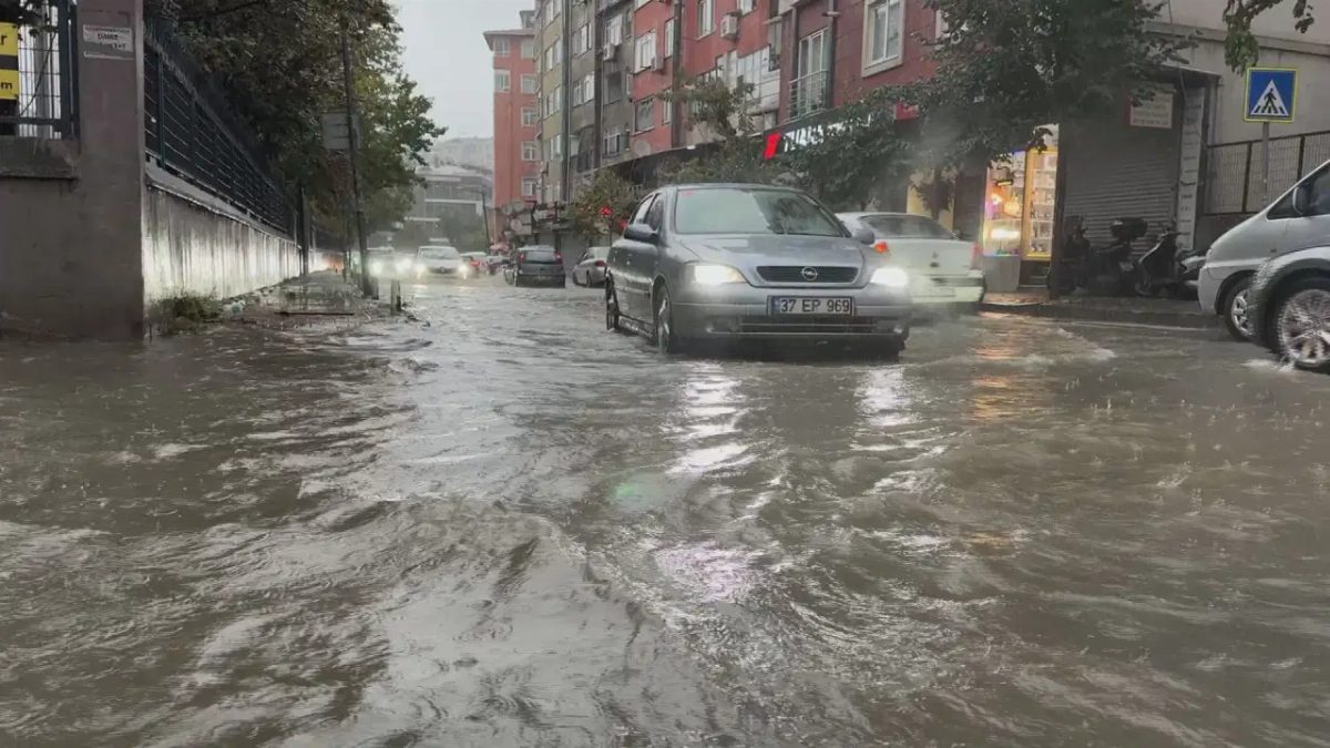 İstanbul'da Sağanak Yağış Metro İstasyonlarını Su Bastı