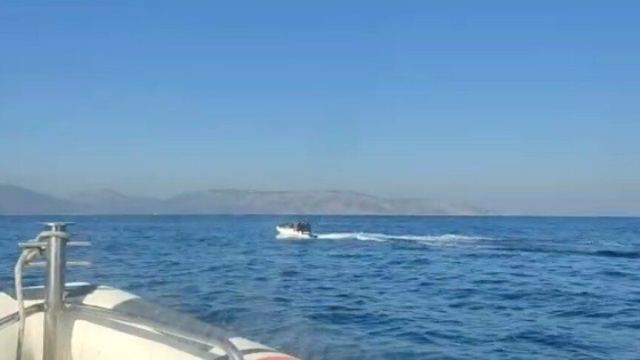 Yunanistan Sahil Güvenlik gemisi göçmen teknesine çarptı