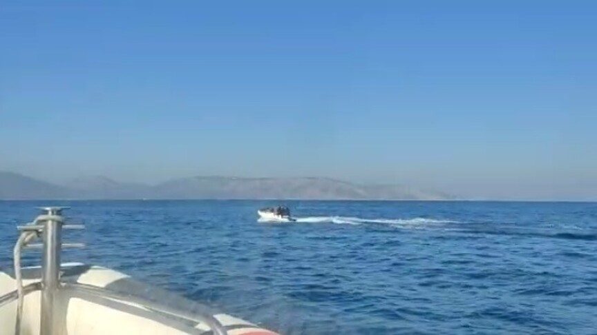 Yunanistan Sahil Güvenlik gemisi göçmen teknesine çarptı