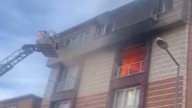 Esenyurt'ta Yangında Mahsur Kalan 5 Kişi Kurtarıldı