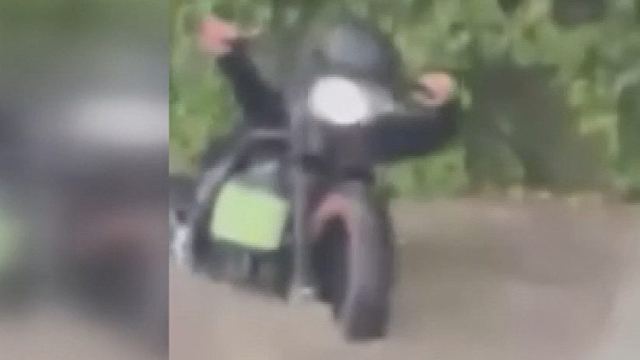 İstanbul'da sağanak yağış motosikletliyi zor durumda bıraktı