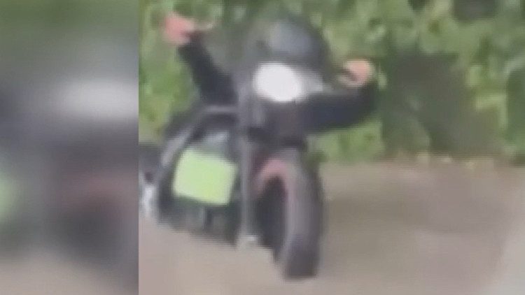 İstanbul'da sağanak yağış motosikletliyi zor durumda bıraktı
