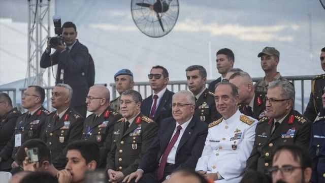 Bakan Güler TEKNOFEST Güneydoğu'da askeri gösterileri izledi