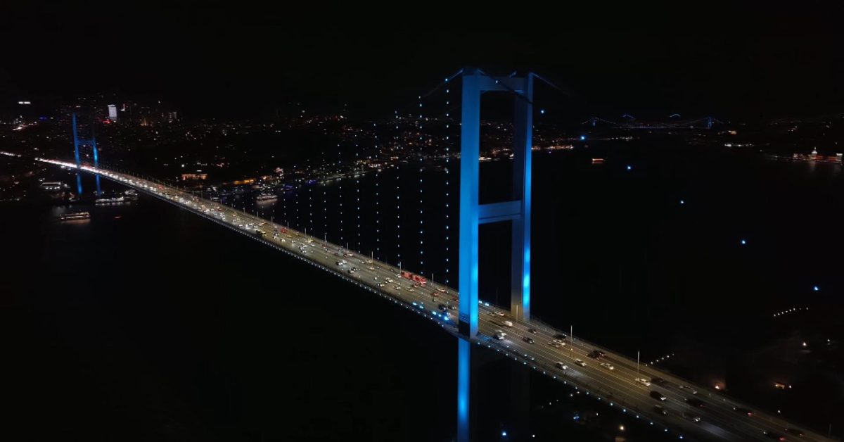 İstanbul Boğazı'ndaki köprüler Türk Dünyası Günü'nde turkuaz ışıkla aydınlatıldı