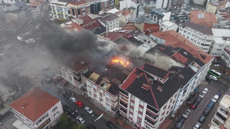 Arnavutköy'de beş katlı binada yangın paniği yaşandı