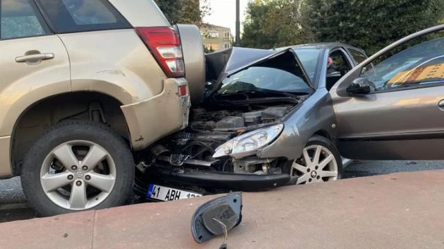 Beşiktaş'ta 5 Araç Birbirine Girdi, 2 Kişi Yaralandı