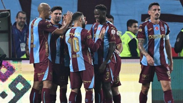 Trabzonspor, Beşiktaş'ı 2-0 ile geçti
