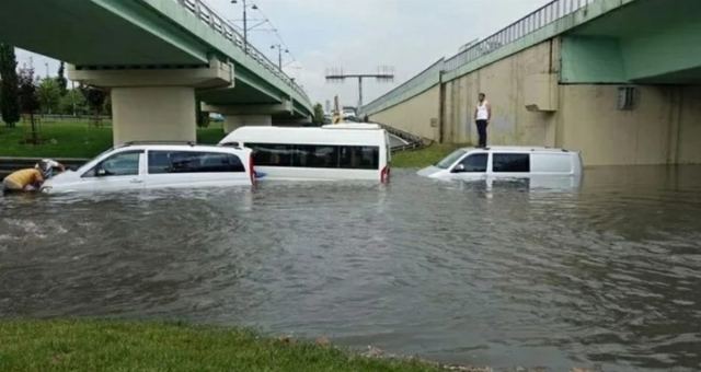 İstanbul'da Sel Suları Araçları Tehdit Ediyor