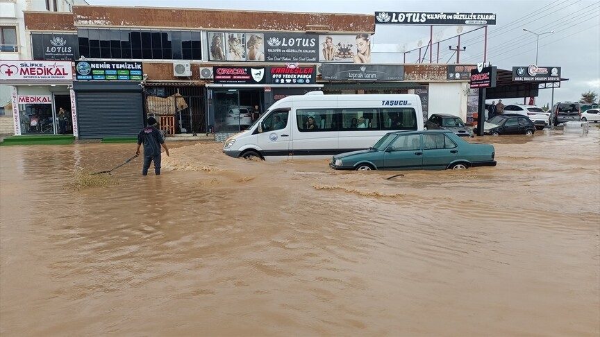 Mersin'de sağanak yağış su baskınlarına yol açtı