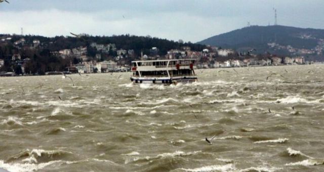 İstanbul Boğazı'nda renk değişimi yaşandı