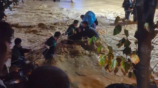 Sarıyer'de sağanak yağış nedeniyle mahsur kalanlar kurtarıldı