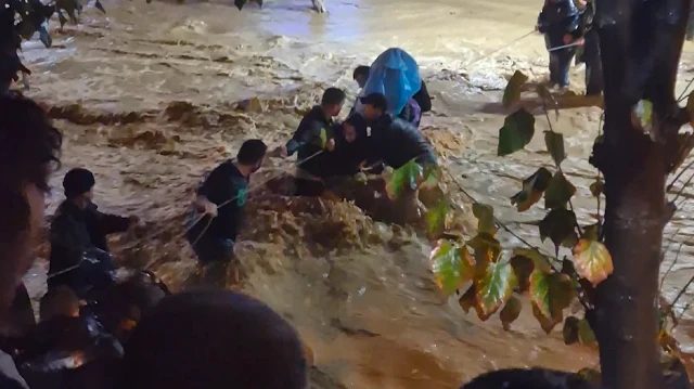 Sarıyer'de sağanak yağış nedeniyle mahsur kalanlar kurtarıldı