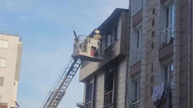 Yeşilkent'te 5 katlı binada yangın: 5 kişi kurtarıldı