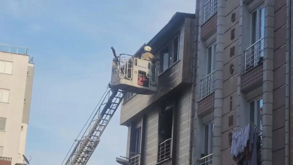 Yeşilkent'te 5 katlı binada yangın: 5 kişi kurtarıldı