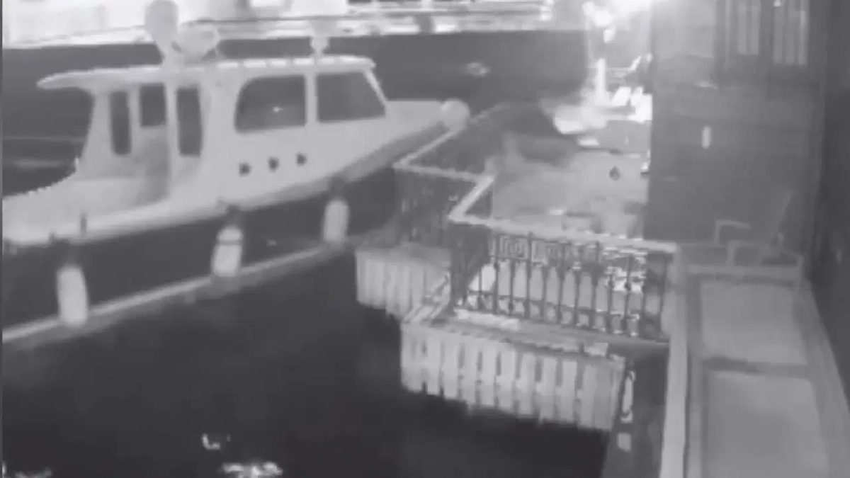 Üsküdar'da Yolcu Vapuru Yalıya Çarptı
