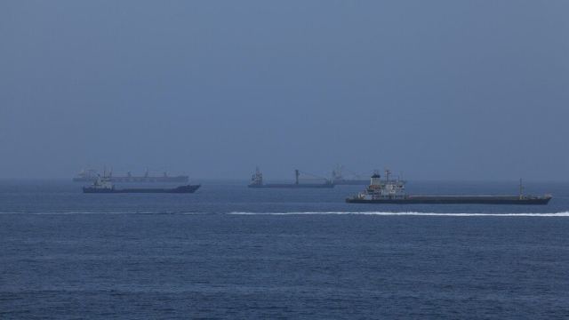 Hürmüz Boğazı'nda tanker kaynağı belirsiz mühimmatla vuruldu