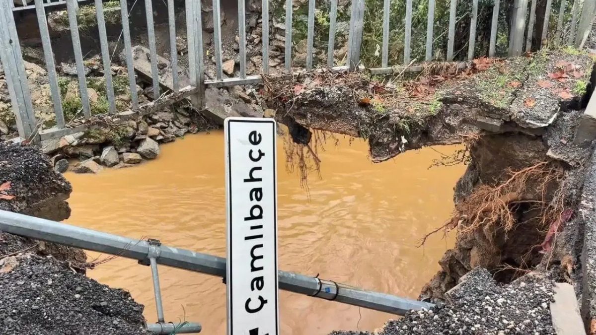 Beykoz'da sağanak sonrası köprü duvarları çöktü, yol kapatıldı