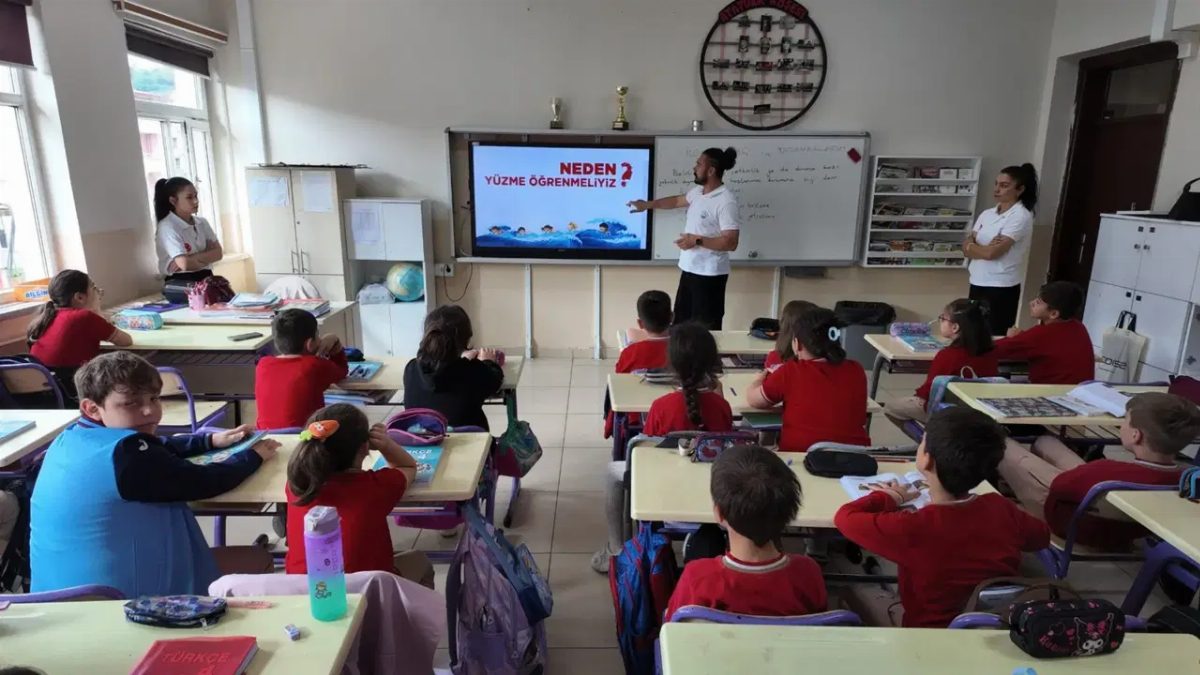 Ortahisar Belediyesi öğrencileri boğulma riskine karşı eğitiyor