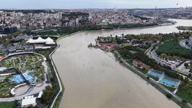 Haliç'in Rengi Sağanak Sonrası Kahverengiye Döndü