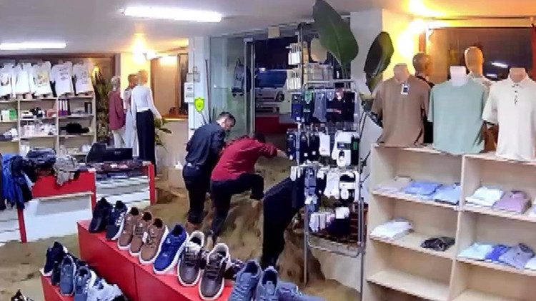 Ayazağa'da Sel Felaketi: 19 Yıllık Mağaza Suya Gömüldü