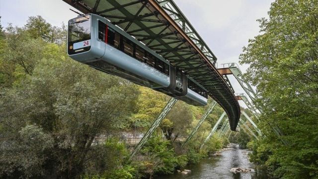 Wuppertal'in Schwebebahn Asma Treni 125 Yıldır Hizmet Veriyor
