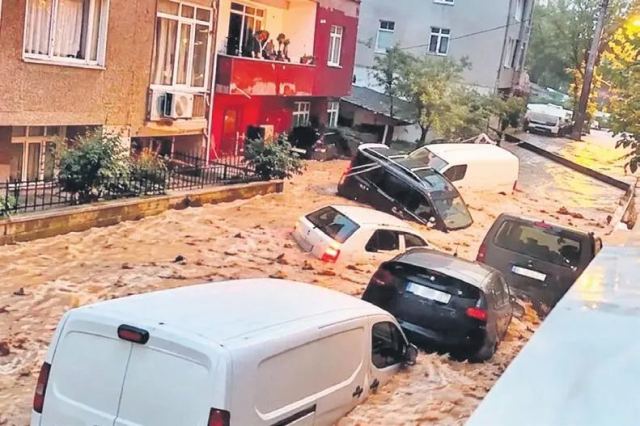 İstanbul'un Altyapı Sorunları Sağanak Yağışla Gündeme Geldi