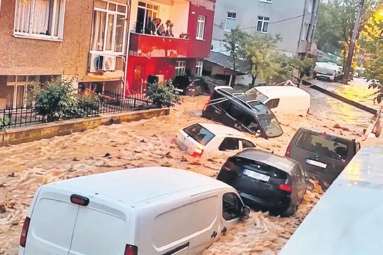 İstanbul'un Altyapı Sorunları Sağanak Yağışla Gündeme Geldi