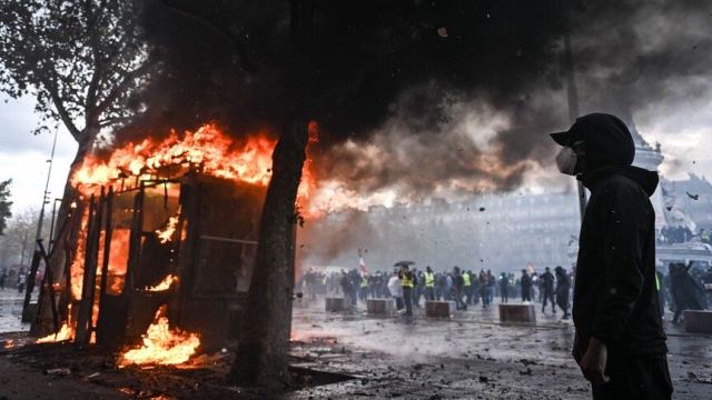 Fransa İçişleri Bakanı Nunez, sarı yeleklilerin gösterileri sonrası istifa etti